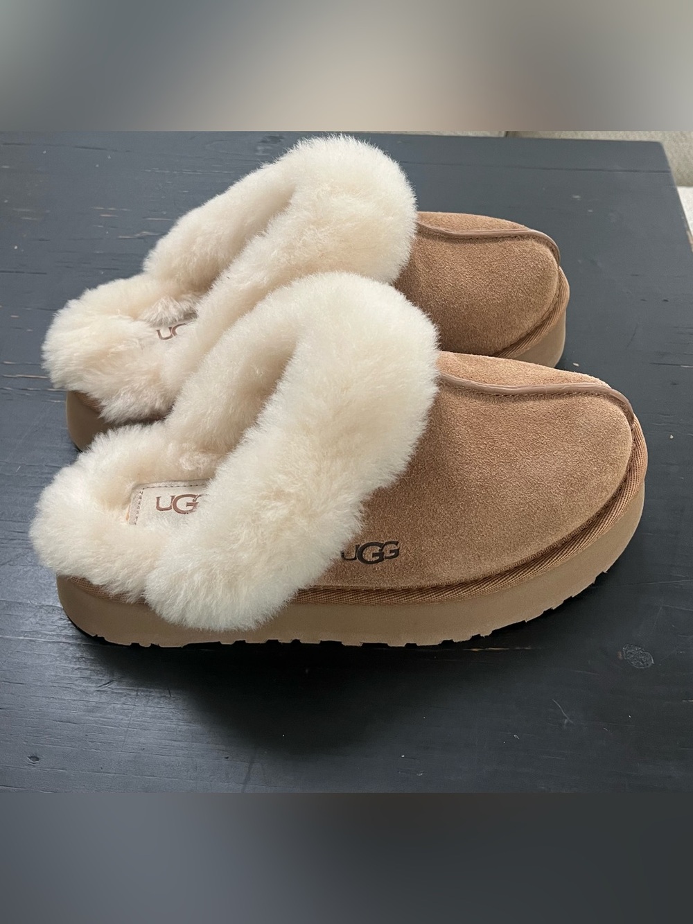 UGG
Women's Chestnut Disquette slippers   Size 6